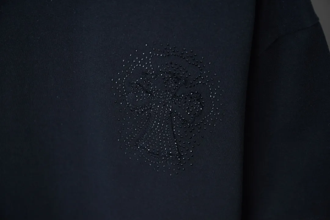 🅿️200 Ch*ome Hearte 25SS early spring new model, Australian diamond embroidered Crow heart cross short sleeves, light luxury, essential item for daily commuting for men and women, correct version, welcome to compare, detailed features · 320g 100% pure cotton double yarn jersey fabric · Custom dyed in the same cylinder, special thickened 32 double-strand 1X1 threads · Imported Tajima machine embroidered letter logo and pattern · High-temperature stamping of Crow heart pattern with matte diamonds imported from Australia · Double-needle stitching across seams · Original main mark, washed tag, branded moisture-proof paper packaging Color: Black/White Size: S/M/L/XL